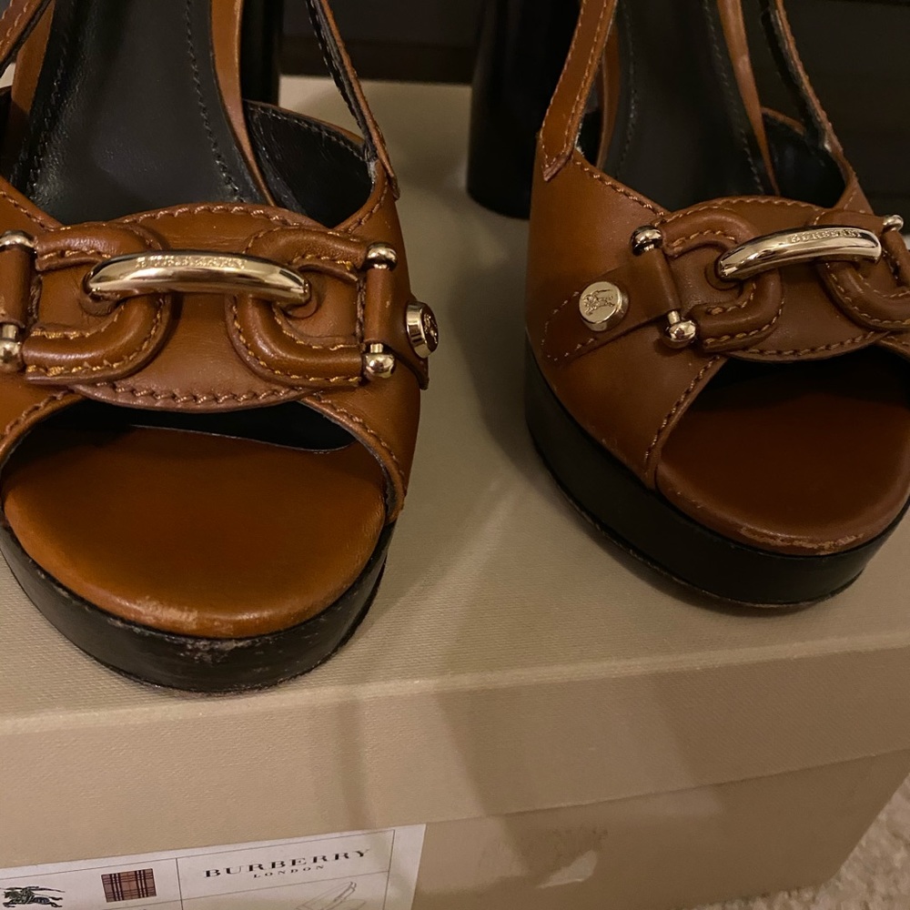 ❌❌SOLD❌❌Burberry Authentic Heels - Picture 5 of 11